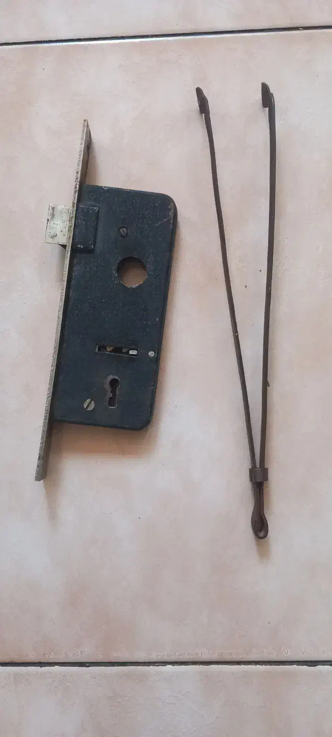 انبر و قفل قدیمی|کلکسیون اشیاء عتیقه|شیراز, کاراندیش|دیوار