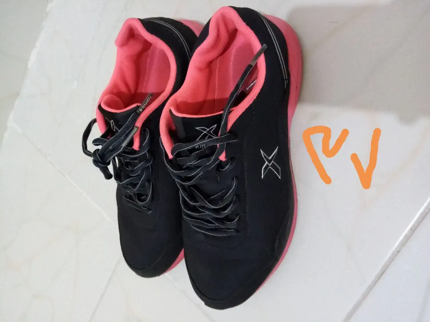 کفش ها در حد|کیف، کفش، کمربند|رباط‌کریم, رباط‌کریم|دیوار