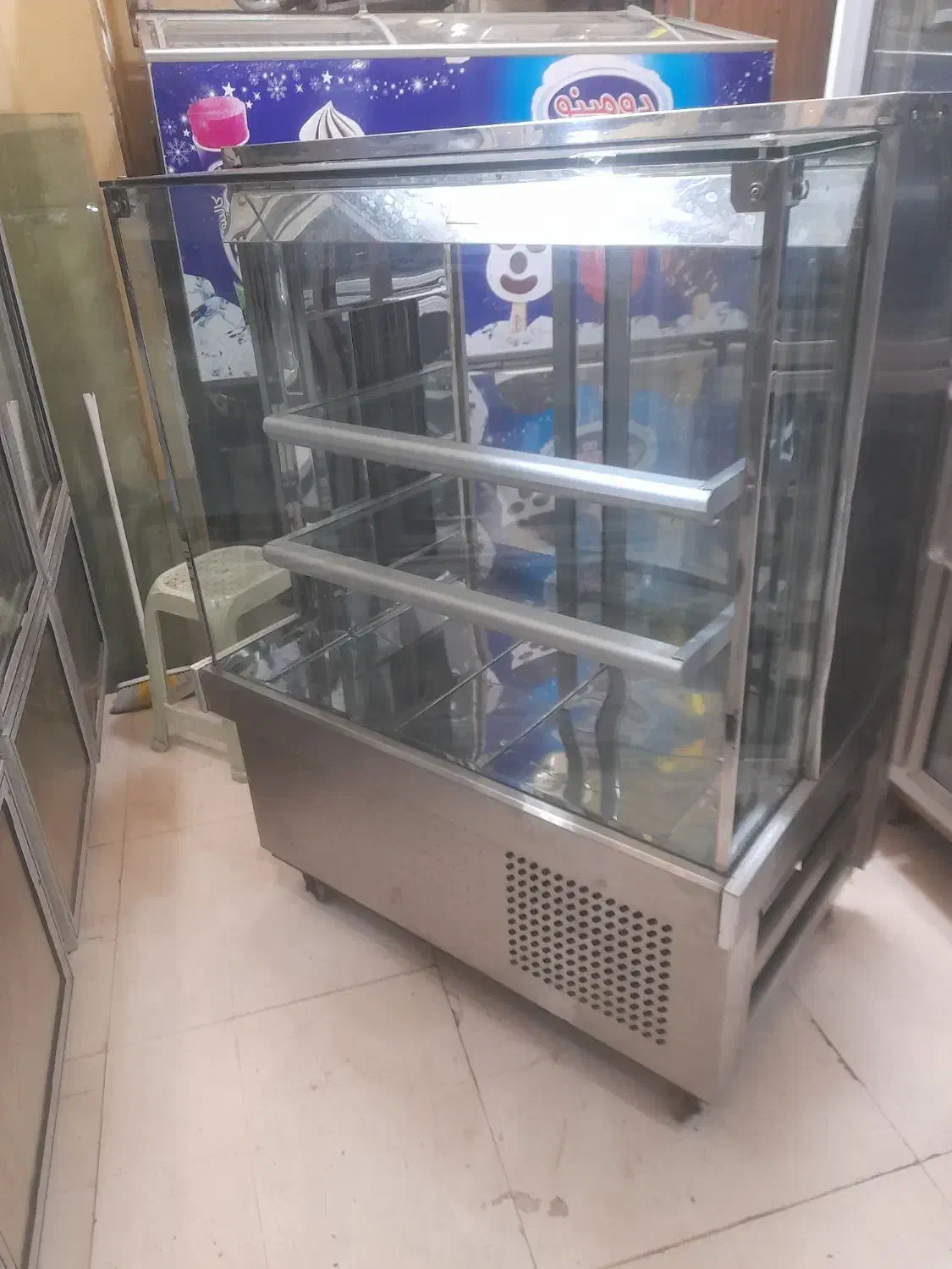 ویترین یخچال طول ۱متر عرض ۸۰ ارتفاع ۱.۳۰س|فروشگاه و مغازه|نسیم‌شهر, |دیوار
