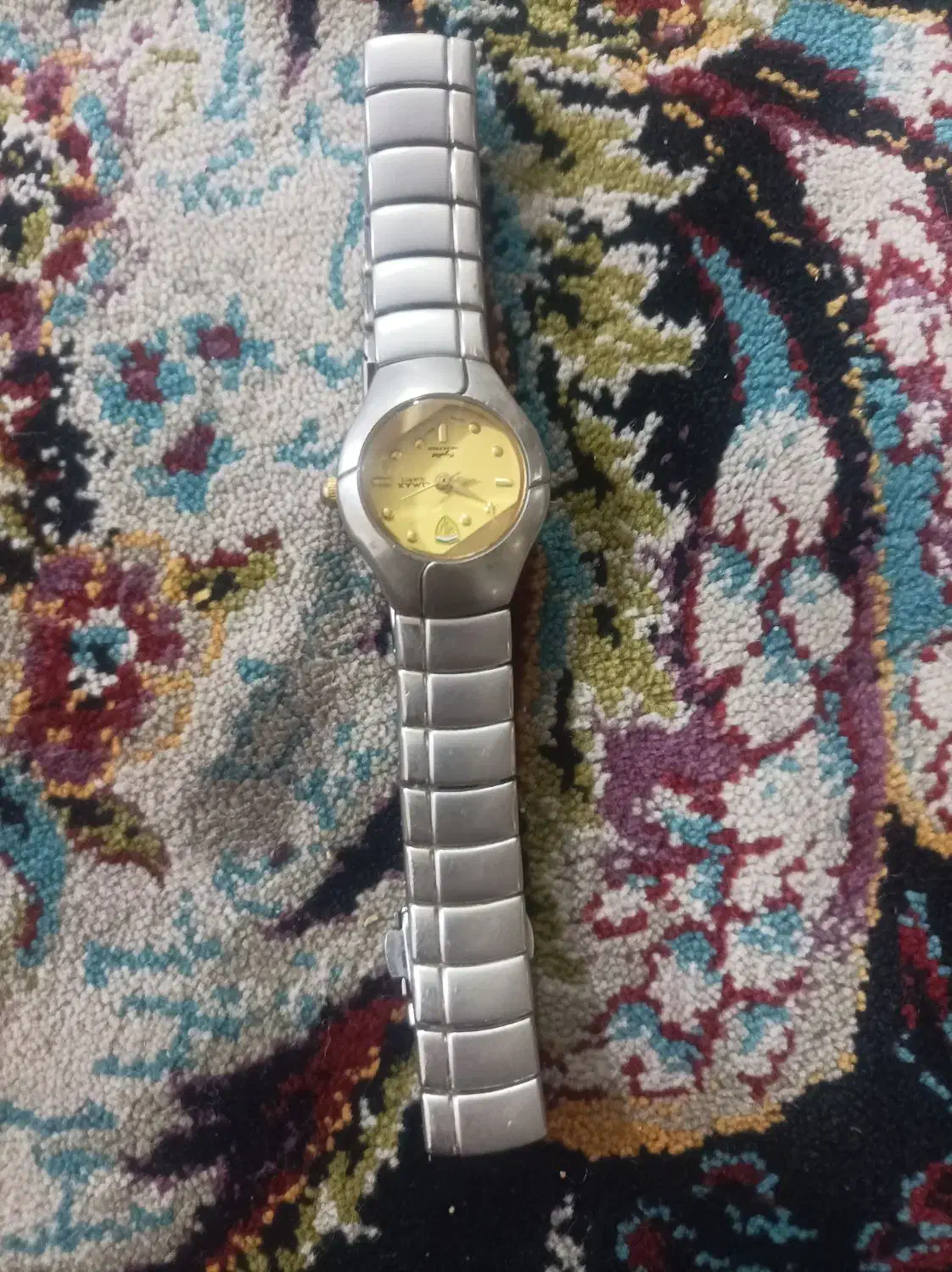 ساعت مچی در حد نو کاملا سالم فقط باتری ندار ه|ساعت|میانه, |دیوار