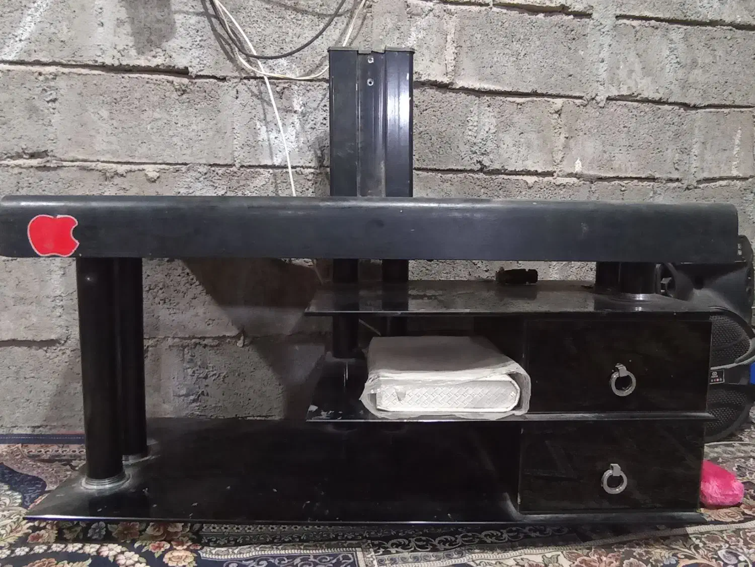 میز تلویزیون شیسه ای ب فروش میرسد قیمت مناسب|میز تلویزیون|میناب, |دیوار