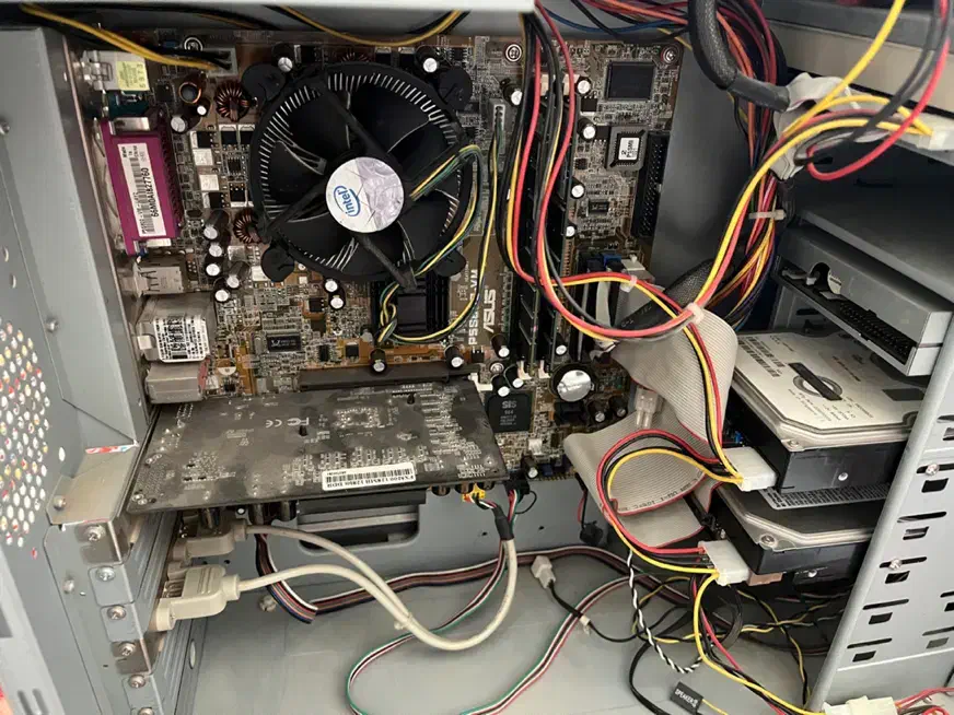 کیس کامپیوتر قدیمی|رایانه رومیزی|شهرکرد, |دیوار