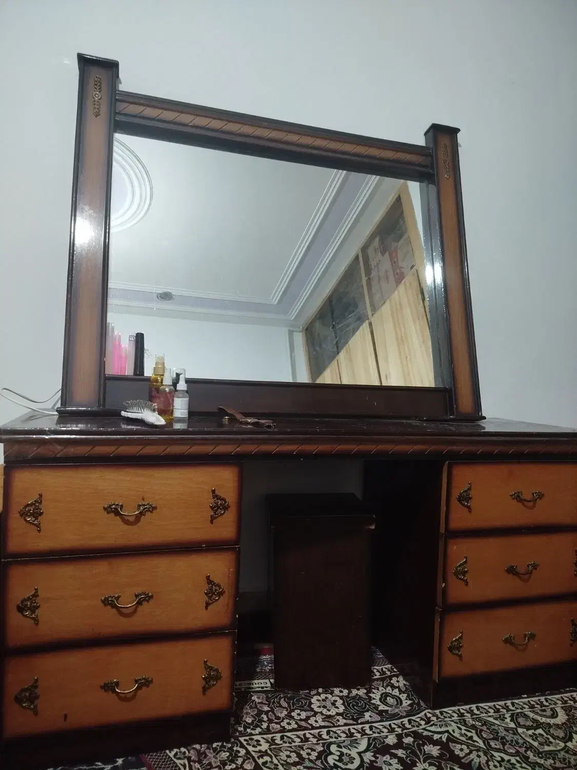 تخت دو نفره و میز کشو دار کنار تخت میز آینه وصندلی|تخت و سرویس خواب|برخوار, |دیوار