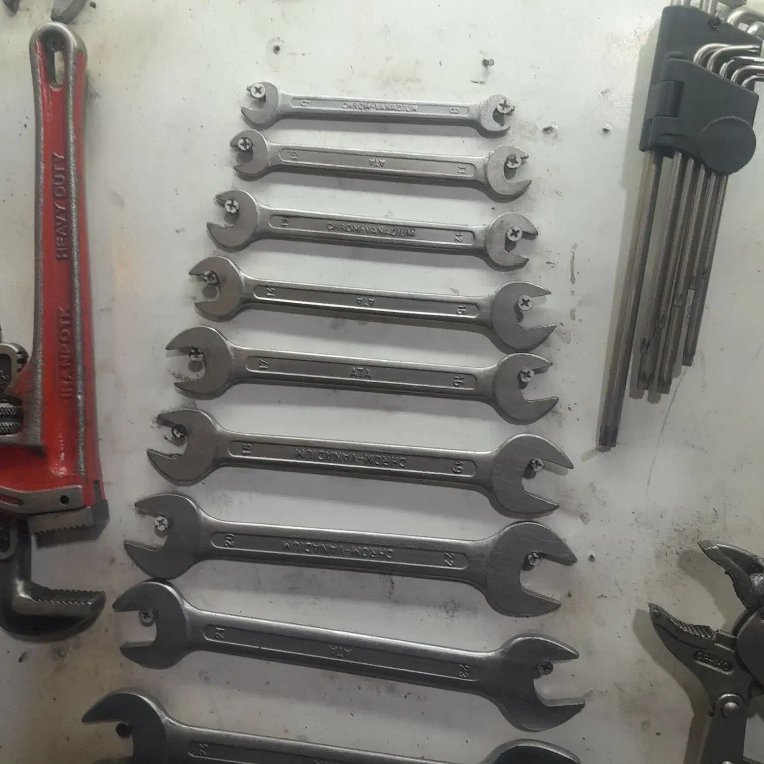 آچار پیدا شده|اشیا|دورود, |دیوار