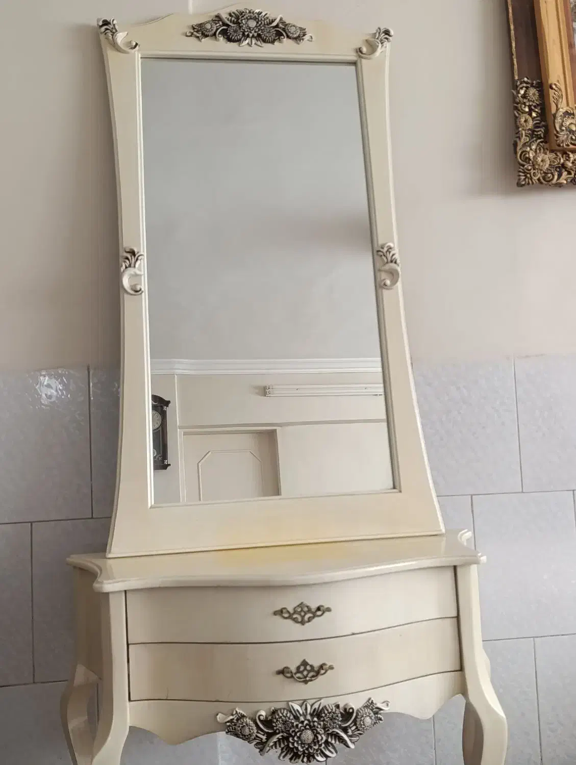 آینه|آینه|مشهد, کارگران|دیوار