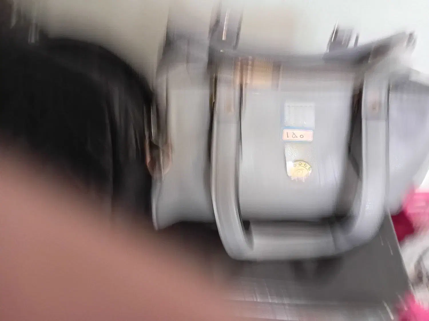 مقداری کیف زنونه ومدرسه موجوده|کیف، کفش، کمربند|نیشابور, سرآب کوشک|دیوار