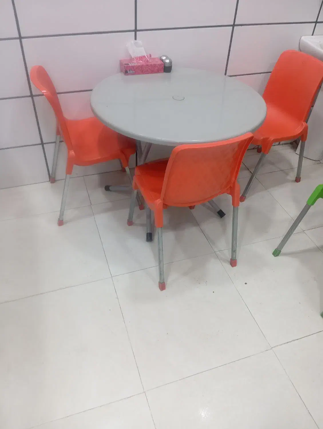 میز صندلی|کافی‌شاپ و رستوران|نگین شهر, |دیوار