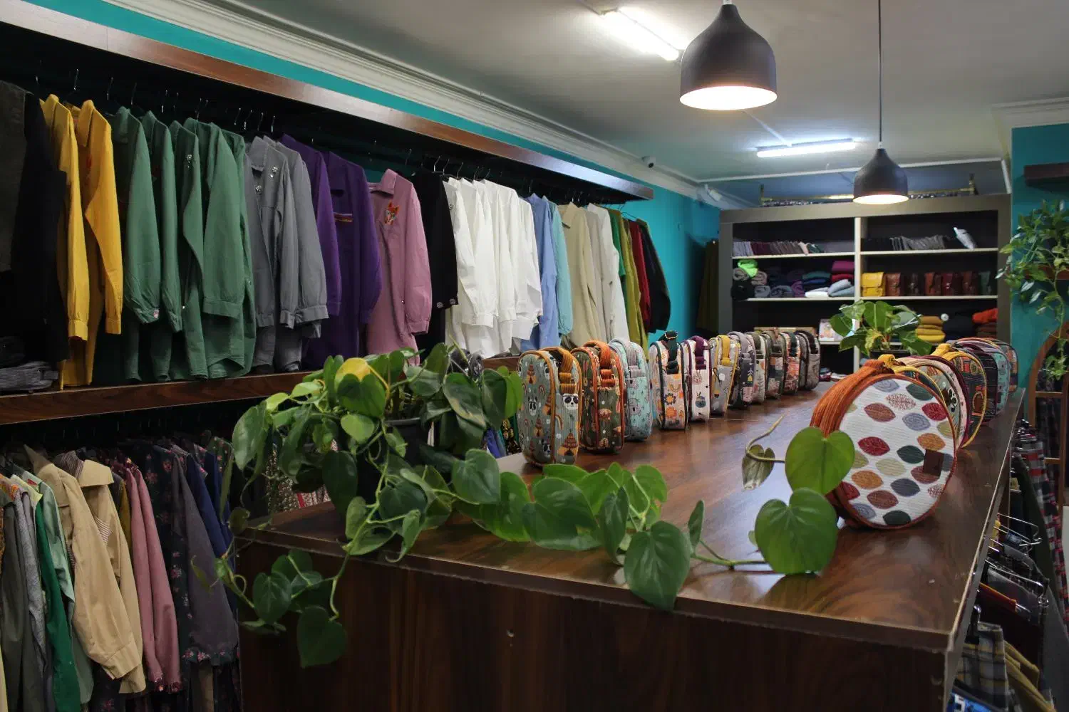 استخدام فروشنده خانم در پوشاک زنانه (شیفت عصر)|استخدام بازاریابی و فروش|بیرجند, |دیوار