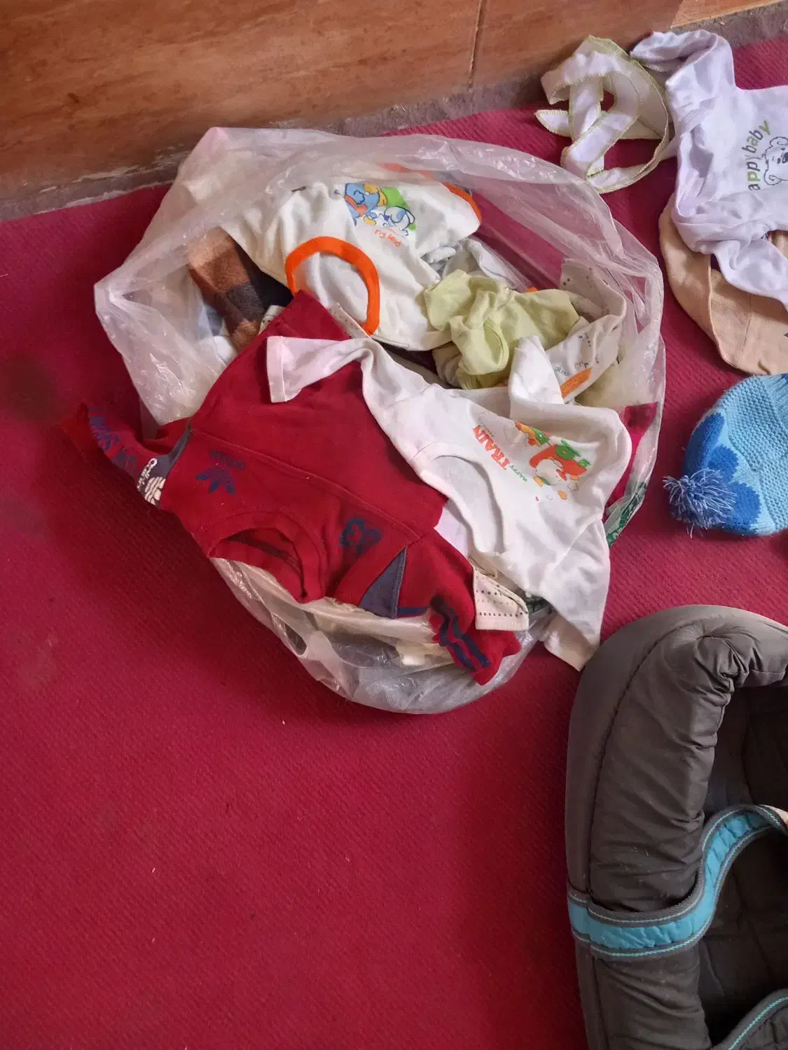 مقداری لوازم نوزادی|کفش و لباس بچه|شیراز, شریفآباد|دیوار