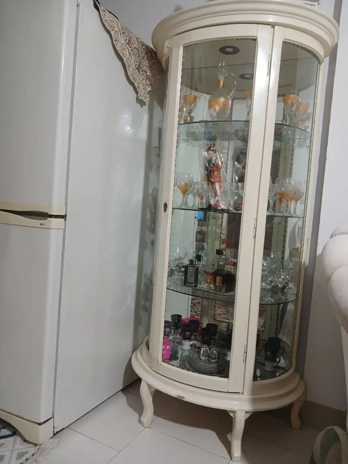 بوفه کرم رنگ نیم دایره سالم|بوفه، ویترین، کنسول|بسطام, |دیوار