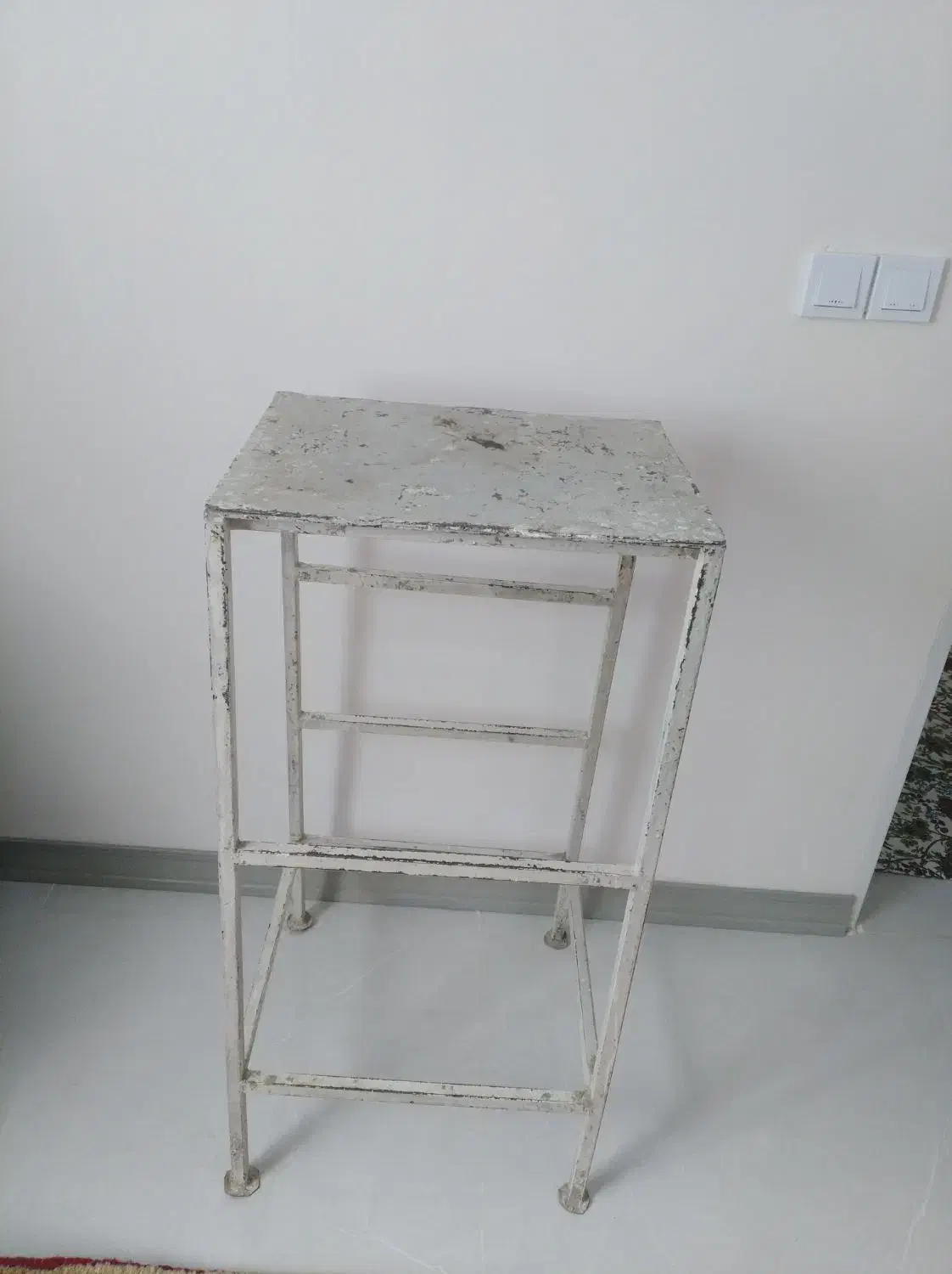 چهارپایه آهنی|صندلی و نیمکت|همدان, |دیوار