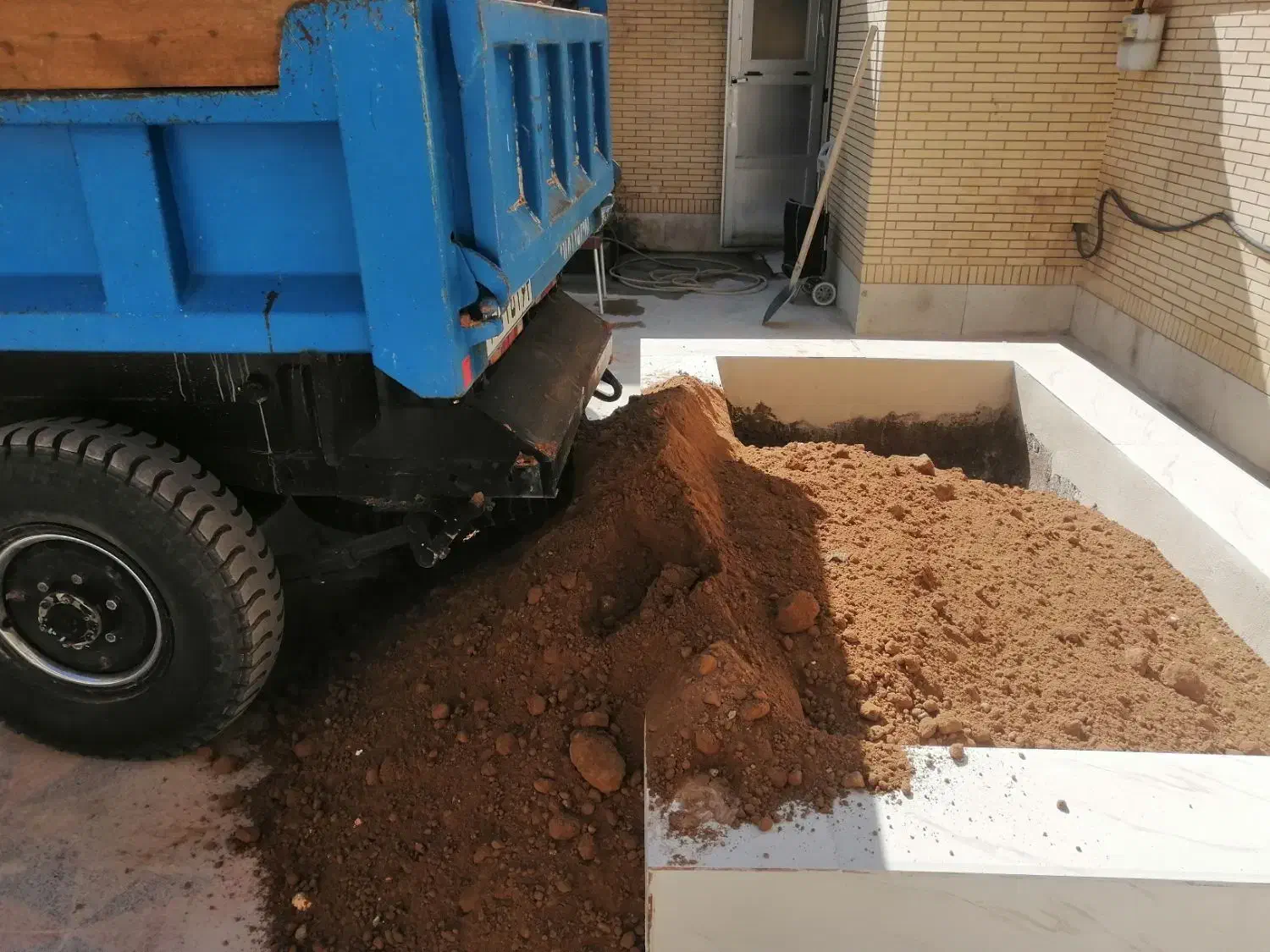 خاک گِل باغ و باغچه|خدمات باغبانی و درختکاری|شیراز, منطقه هوایی شهید دوران|دیوار