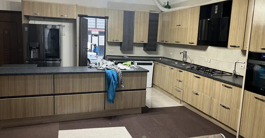 فروش کابینت آشپزخانه MDF رنگ کرمی، سالم و تمیز|مصالح و تجهیزات ساختمان|کرمان, |دیوار