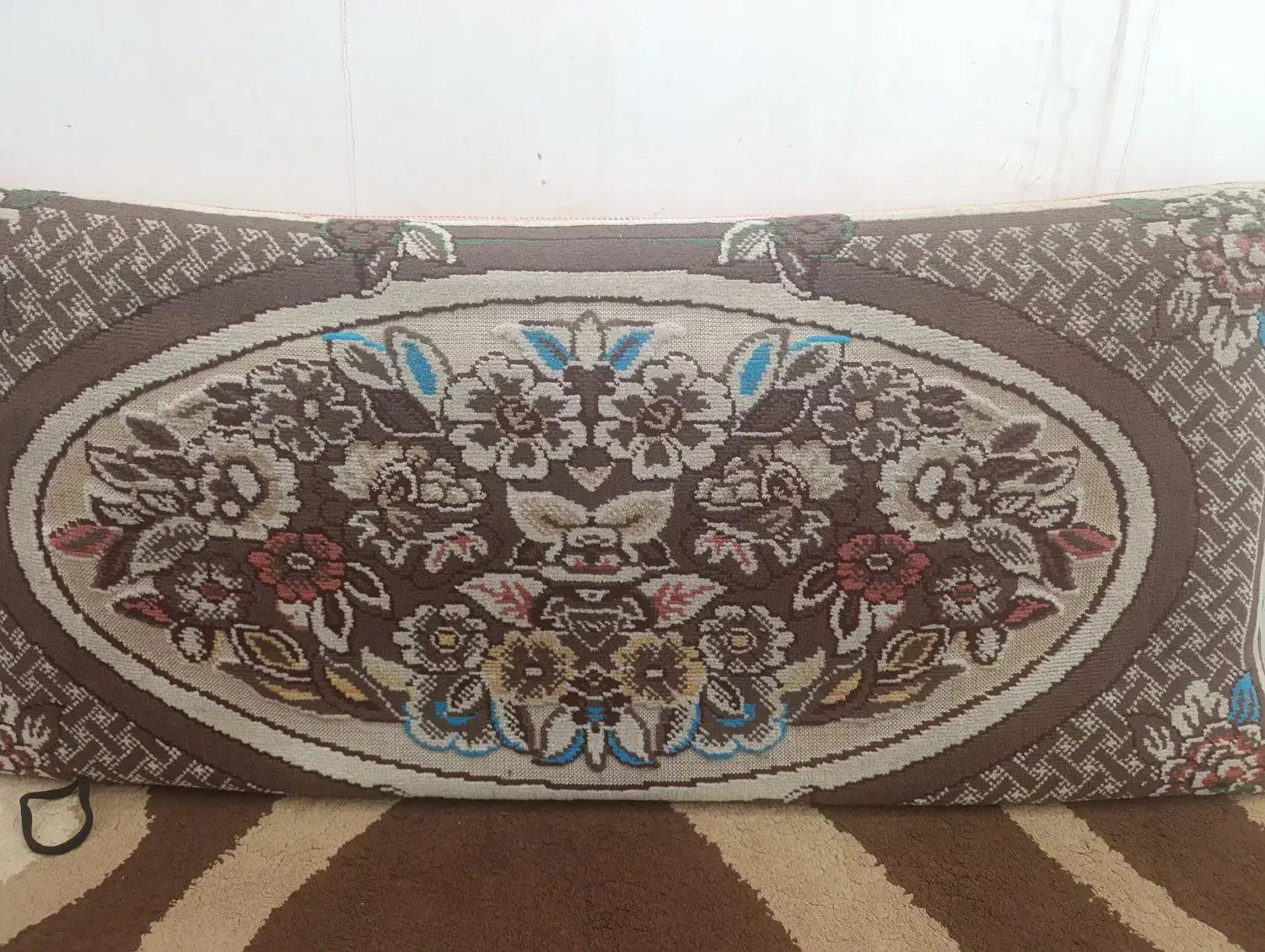 پشتی|پشتی|نیشابور, خط کاشمر|دیوار