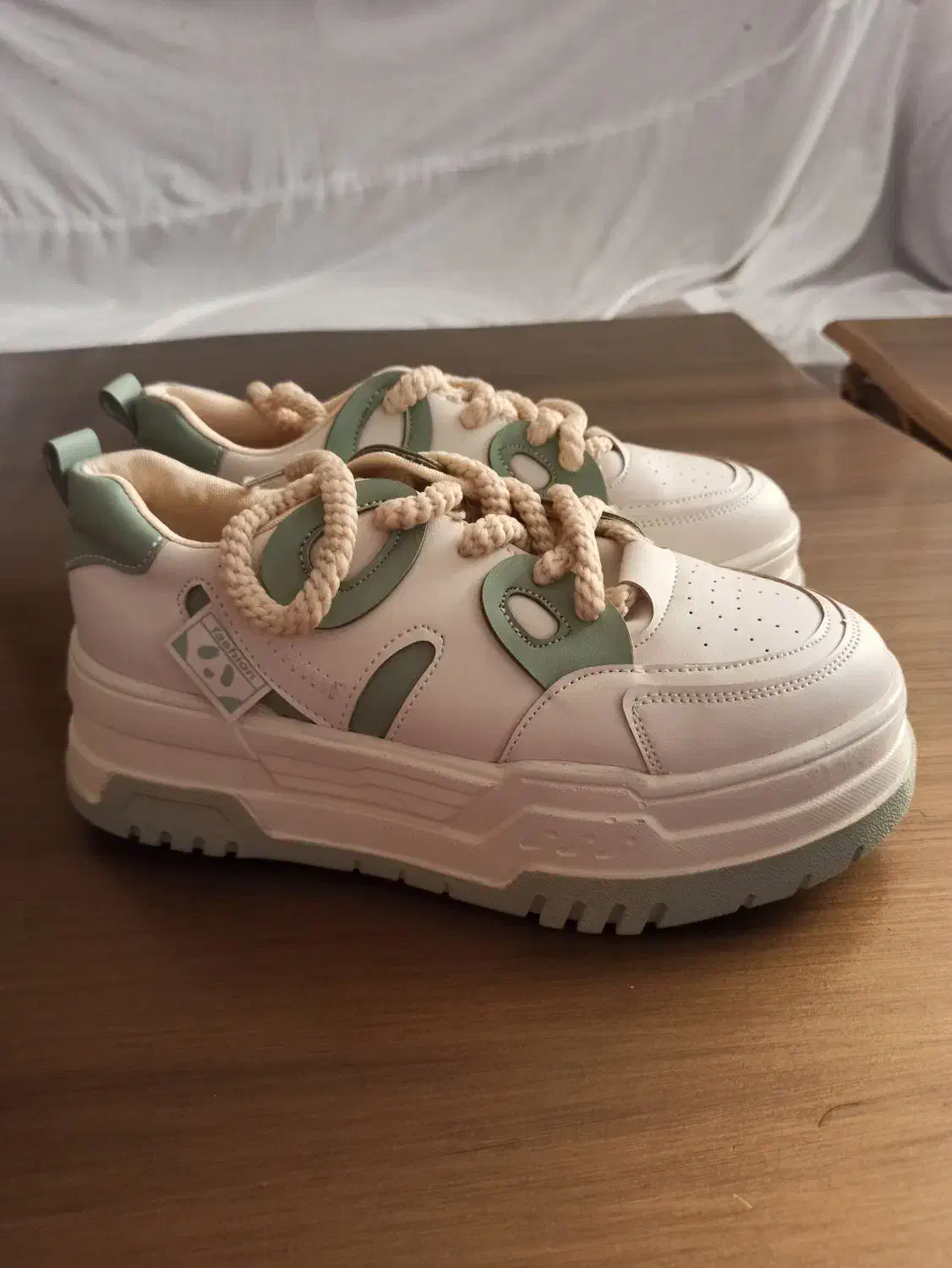 کفش|کیف، کفش، کمربند|قم, انسجام|دیوار