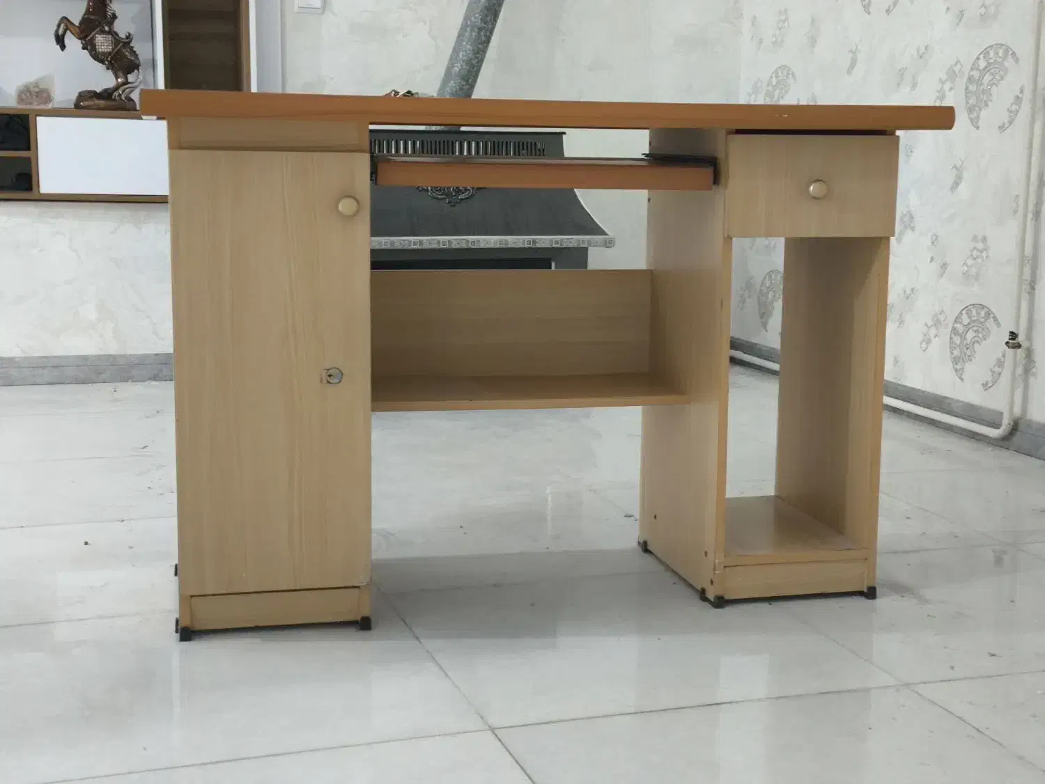 میز تحریر|میز تحریر و کامپیوتر|میانه, |دیوار