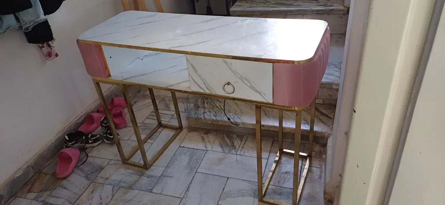 میز ناخن ، صندلی ، باکس لاک|آرایشگاه و سالن‌های زیبایی|سنندج, |دیوار