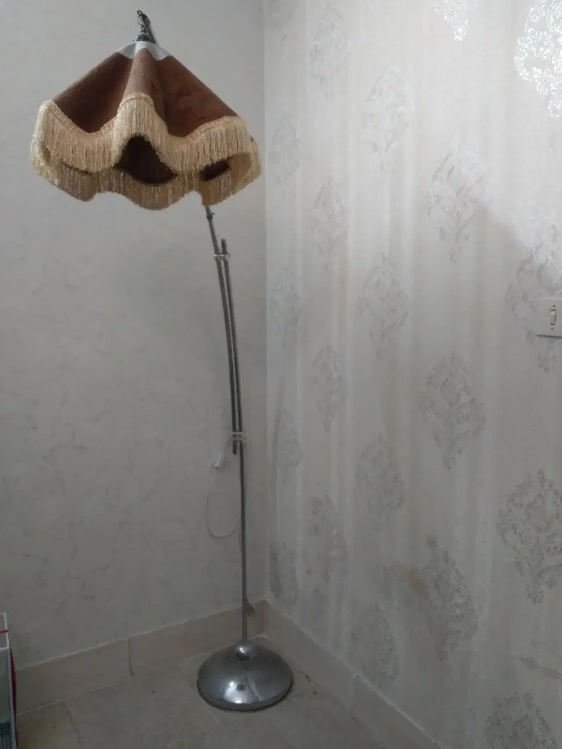 آباژور ایستاده|چراغ خواب و آباژور|بروجرد, |دیوار