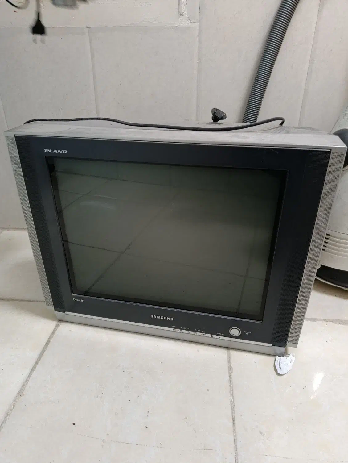 تلویزیون قدیمی سالم همراه دی‌وی‌دی و میز|تلویزیون و پروژکتور|رباط‌کریم, رباط‌کریم|دیوار