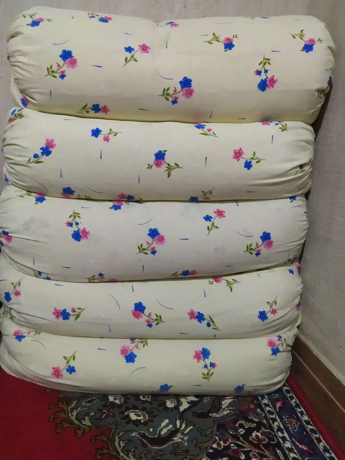 پنج بالش|رختخواب، بالش، پتو|بانه, |دیوار