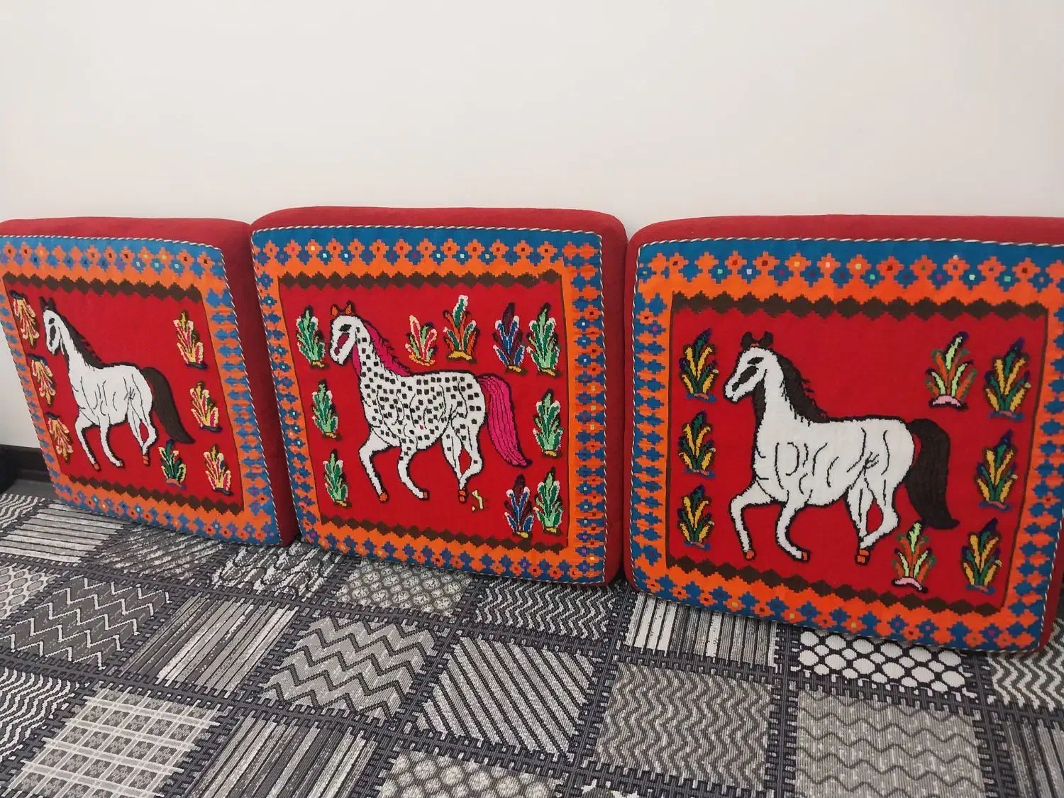 ۳ عدد پشتی دستباف نو به فروش میرسد|پشتی|مبارکه, |دیوار