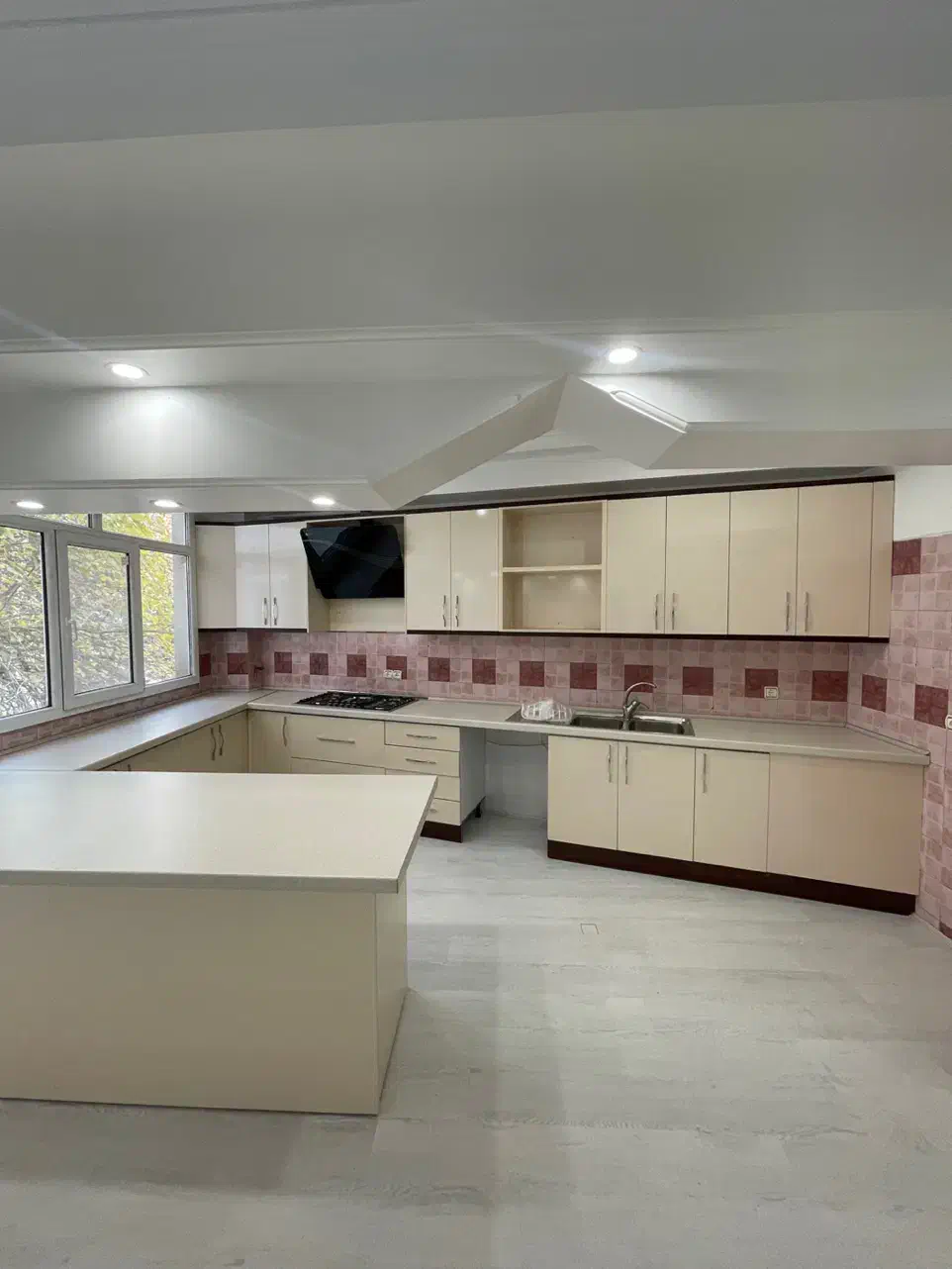 نیاوران ۱۳۵ متر ۲ خواب فول مشاعات