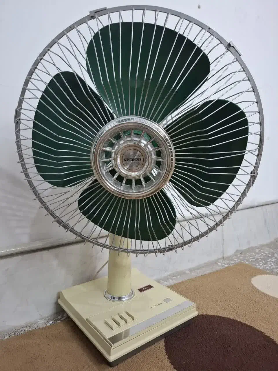 پنکه قدیمی توشیبا|کلکسیون اشیاء عتیقه|قم, مسجد امام حسن|دیوار