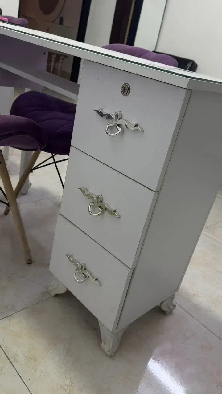 فروش تجهیزات کامل سالن زیبایی در حد نو|مبلمان اداری|گلستان (تهران), |دیوار