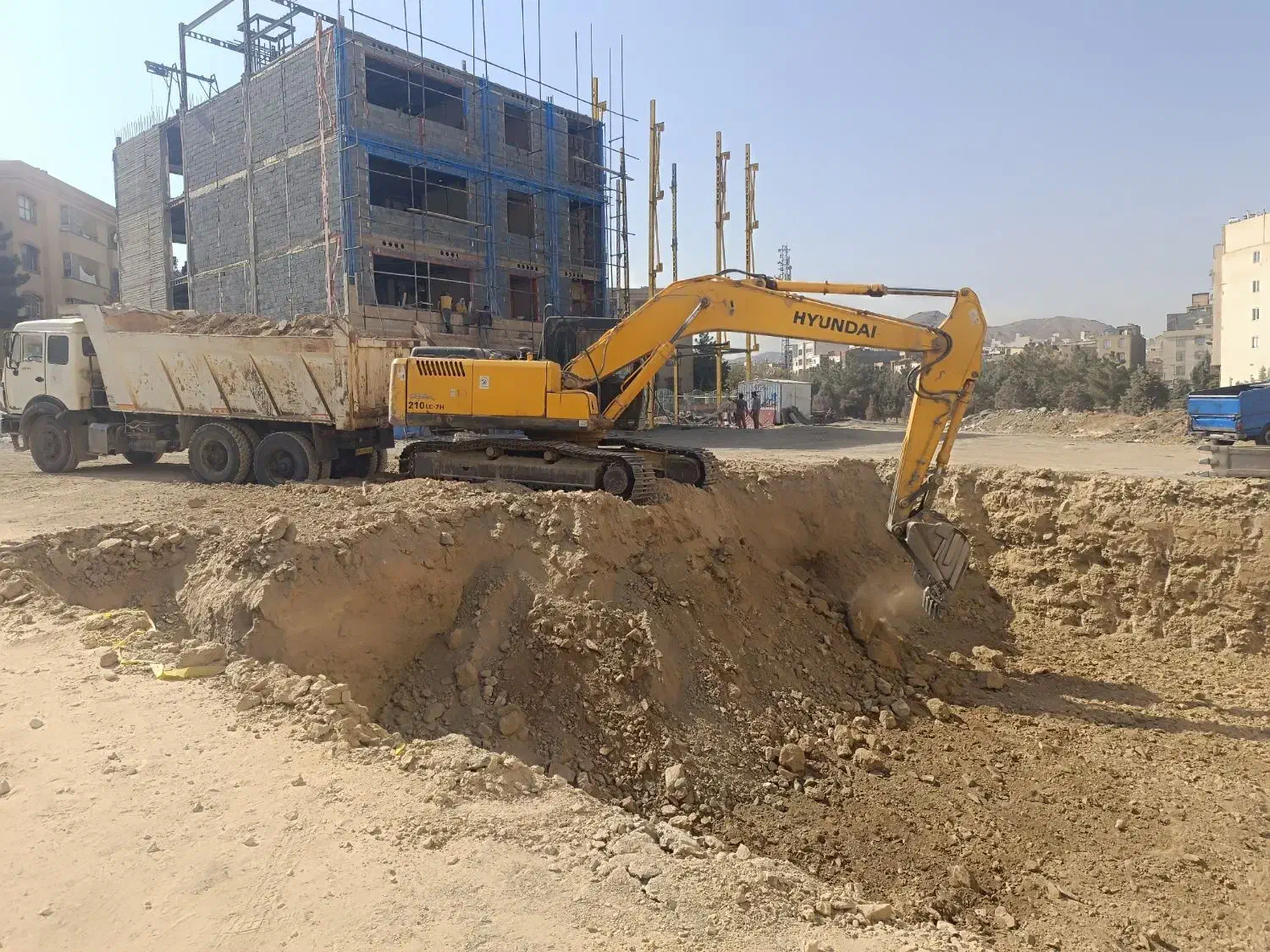 خاکبرداری و گودبرداری . مصالح سنگی و ماکادام|خدمات حمل و نقل|مشهد, حجت|دیوار