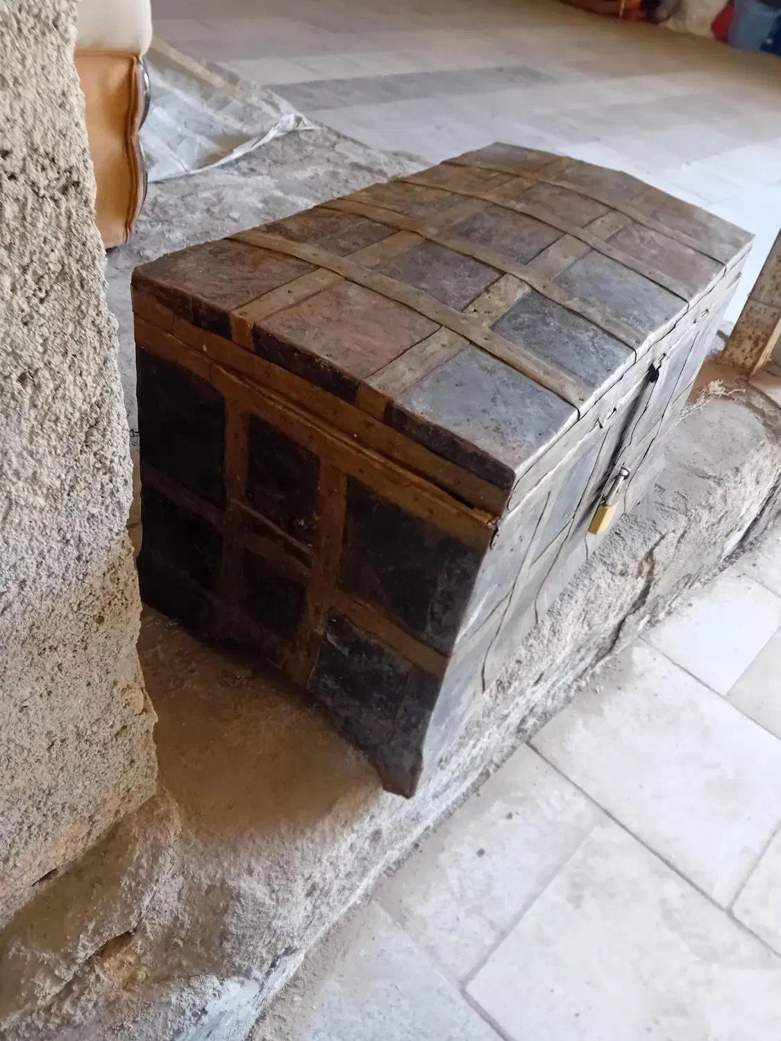 صندوقچه قدیمی و تاریخی برای قرن ۱۲۰۰|کلکسیون اشیاء عتیقه|لالجین, |دیوار