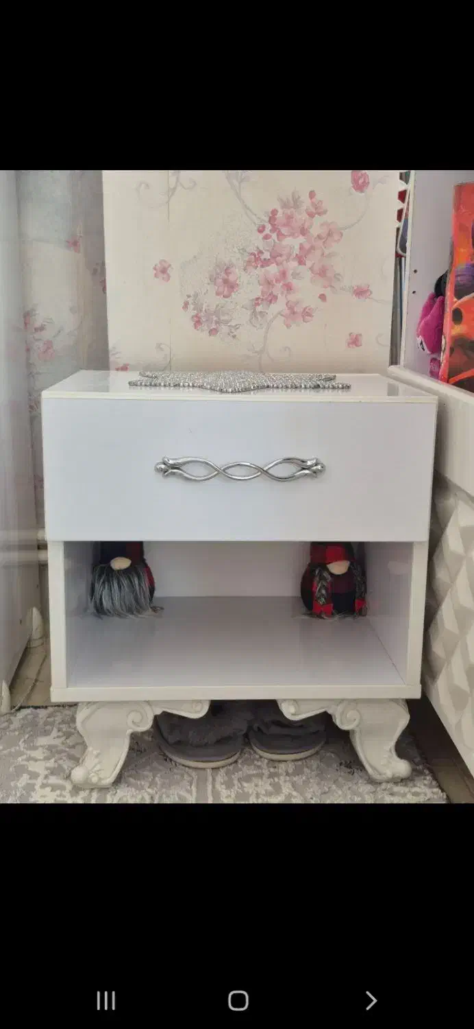 دو عدد تخت و میز آرایش|تخت و سرویس خواب|بیجار, |دیوار