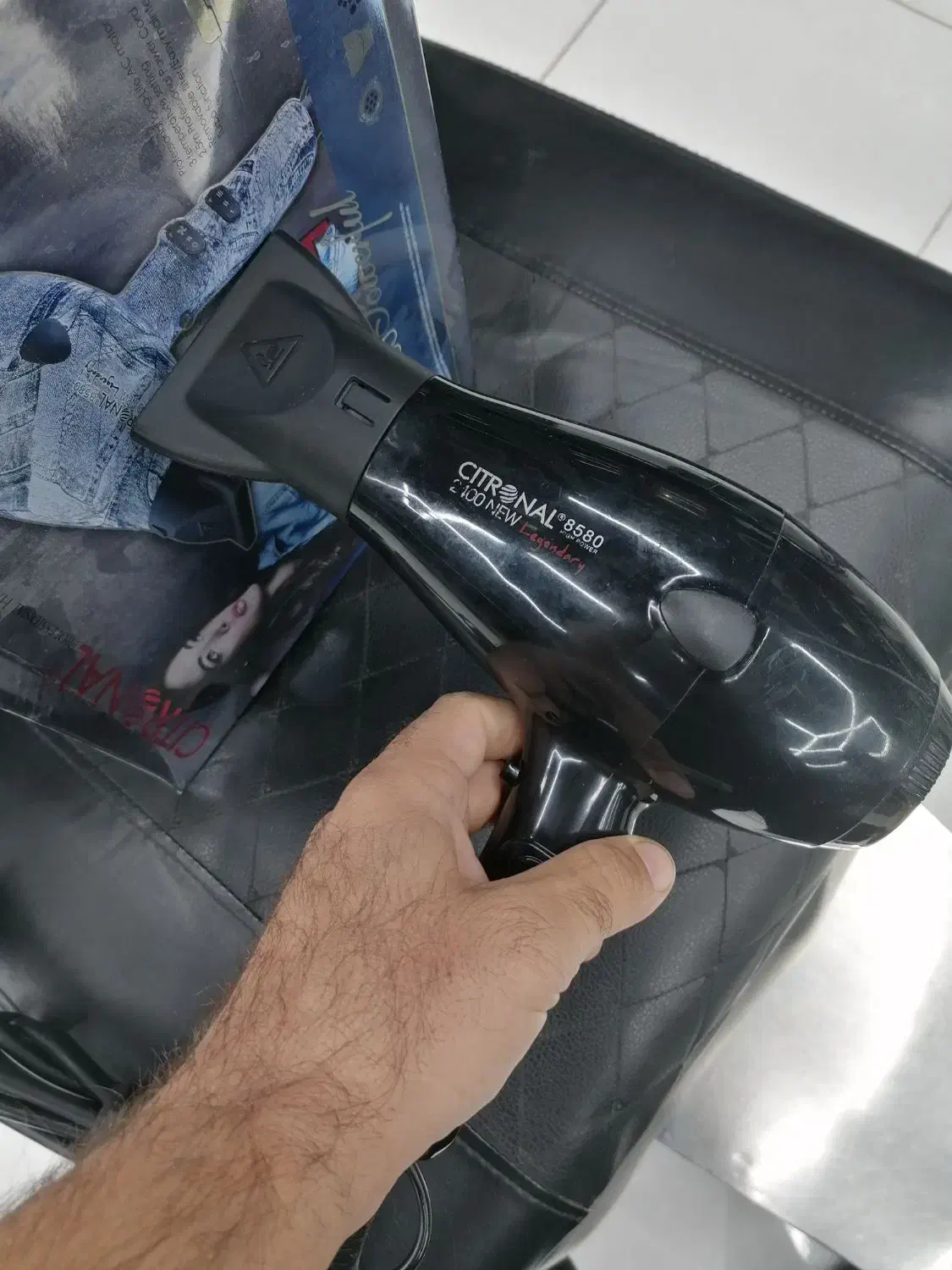 دو عدد سشوار یکی معمولی یکی حرفه ای|آرایشگاه و سالن‌های زیبایی|تاکستان, |دیوار