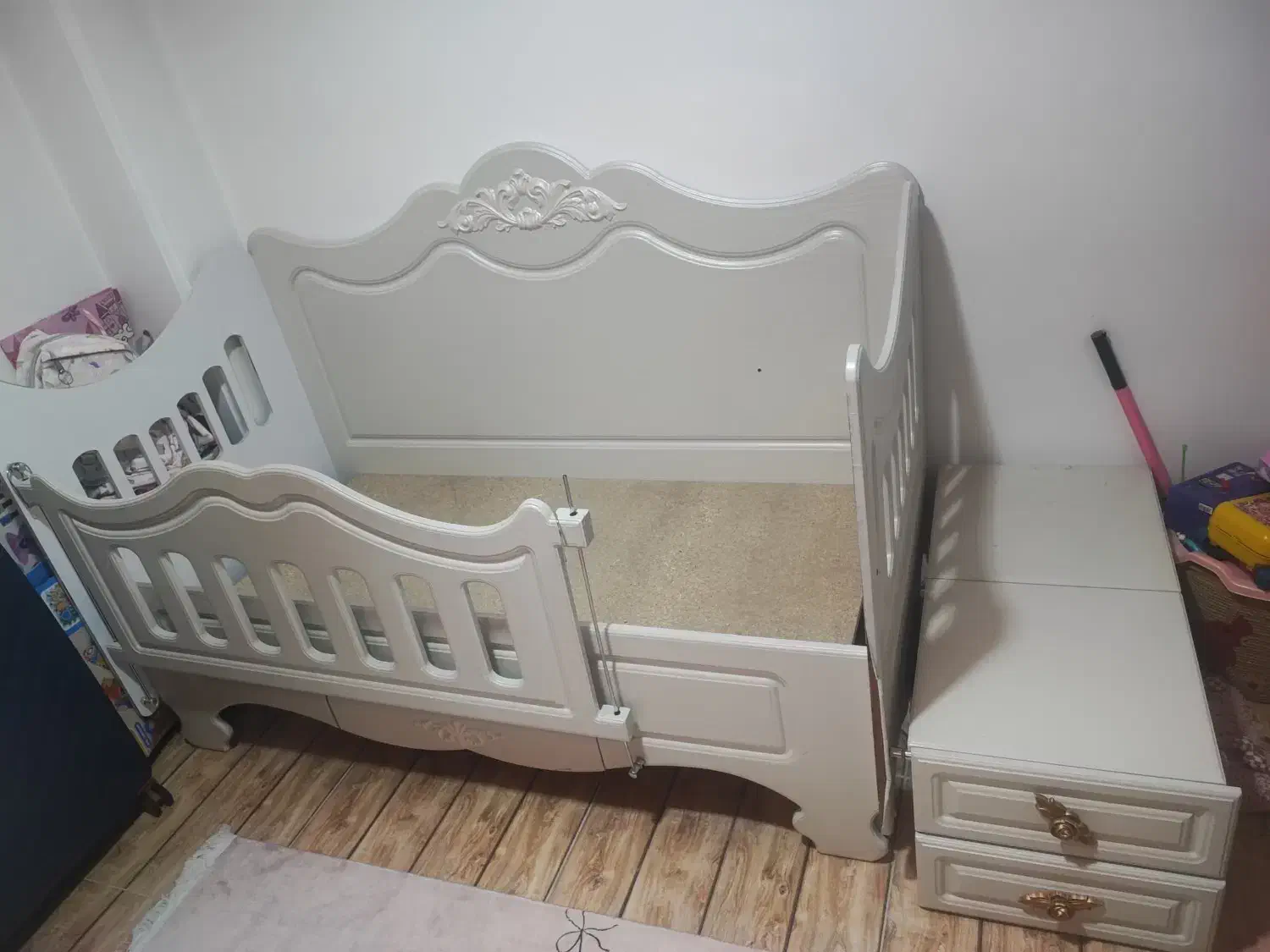 تخت و کمد در حد نو|اسباب و اثاث بچه|ساوه, |دیوار