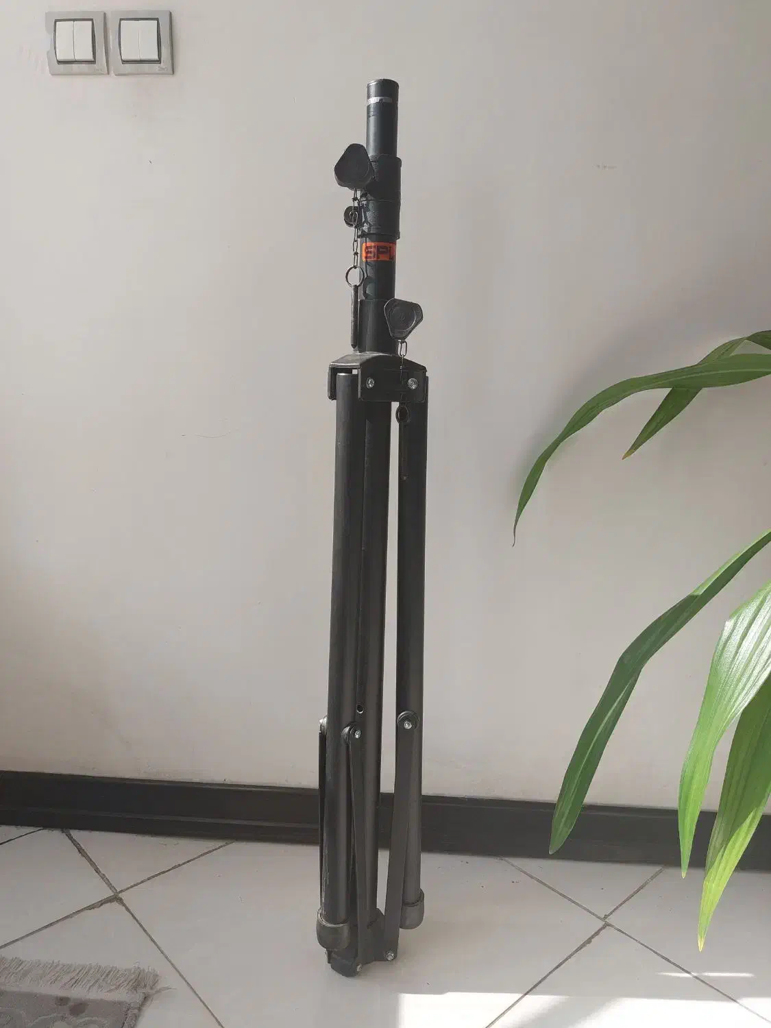 سه پایه در حد نو مدل SPL|گیتار، بیس، امپلیفایر|فولادشهر, C1|دیوار