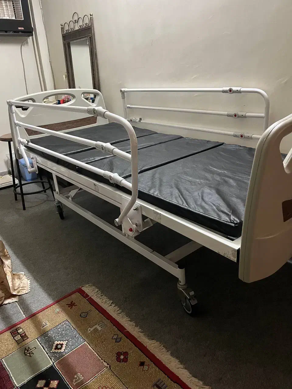 تخت بیمارستانی و ویلچر قابلیت تنظیم ارتفاع|آرایشی، بهداشتی، درمانی|لاهیجان, شهید آوینی|دیوار