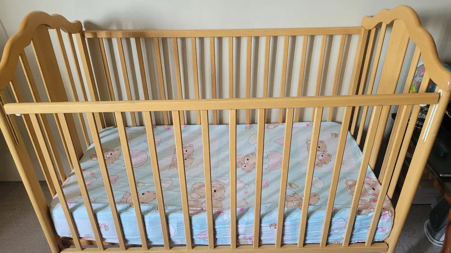 تخت چوبی بچه گانه|اسباب و اثاث بچه|مشهد, هنرستان|دیوار