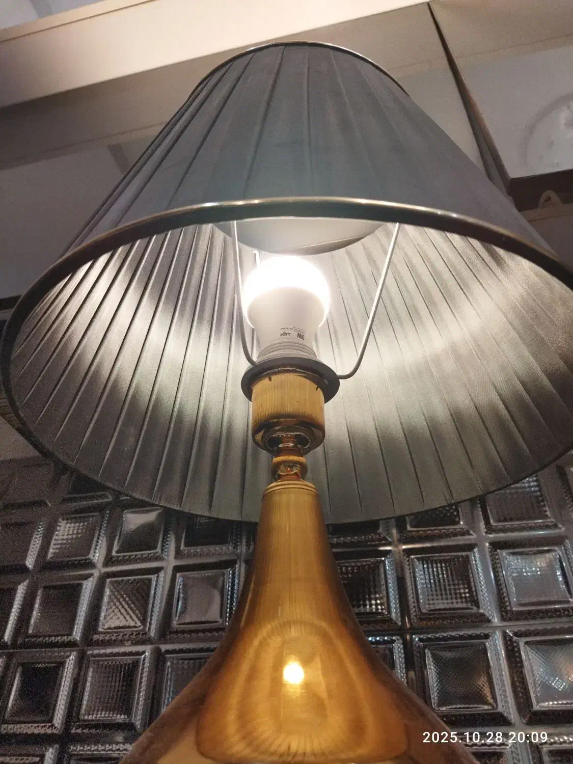 آباژور مشکی طلایی|چراغ خواب و آباژور|خمام, |دیوار