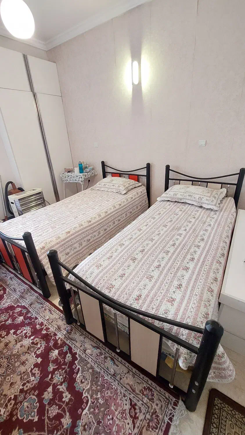 فروش تختخواب به همراه تشک بسیار سالم و تمیز|تخت و سرویس خواب|سلمان‌شهر, |دیوار