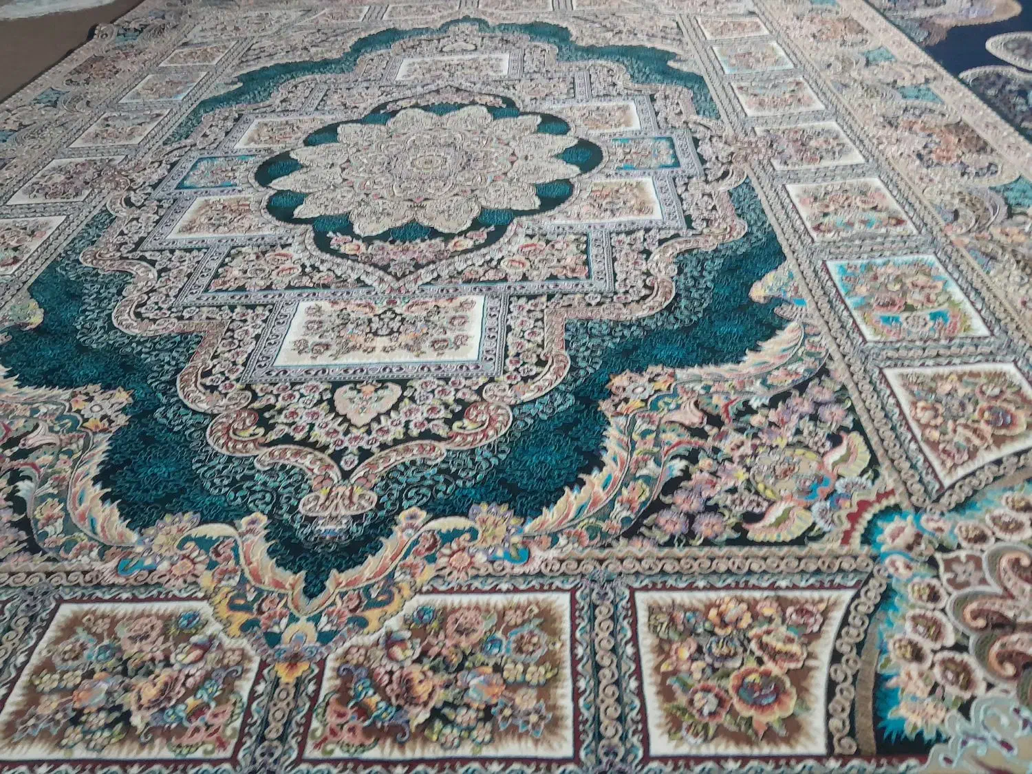 ۸ ملیون درحد نو هستش فقط ۶ماه استفاده شده|فرش|بروجن, |دیوار