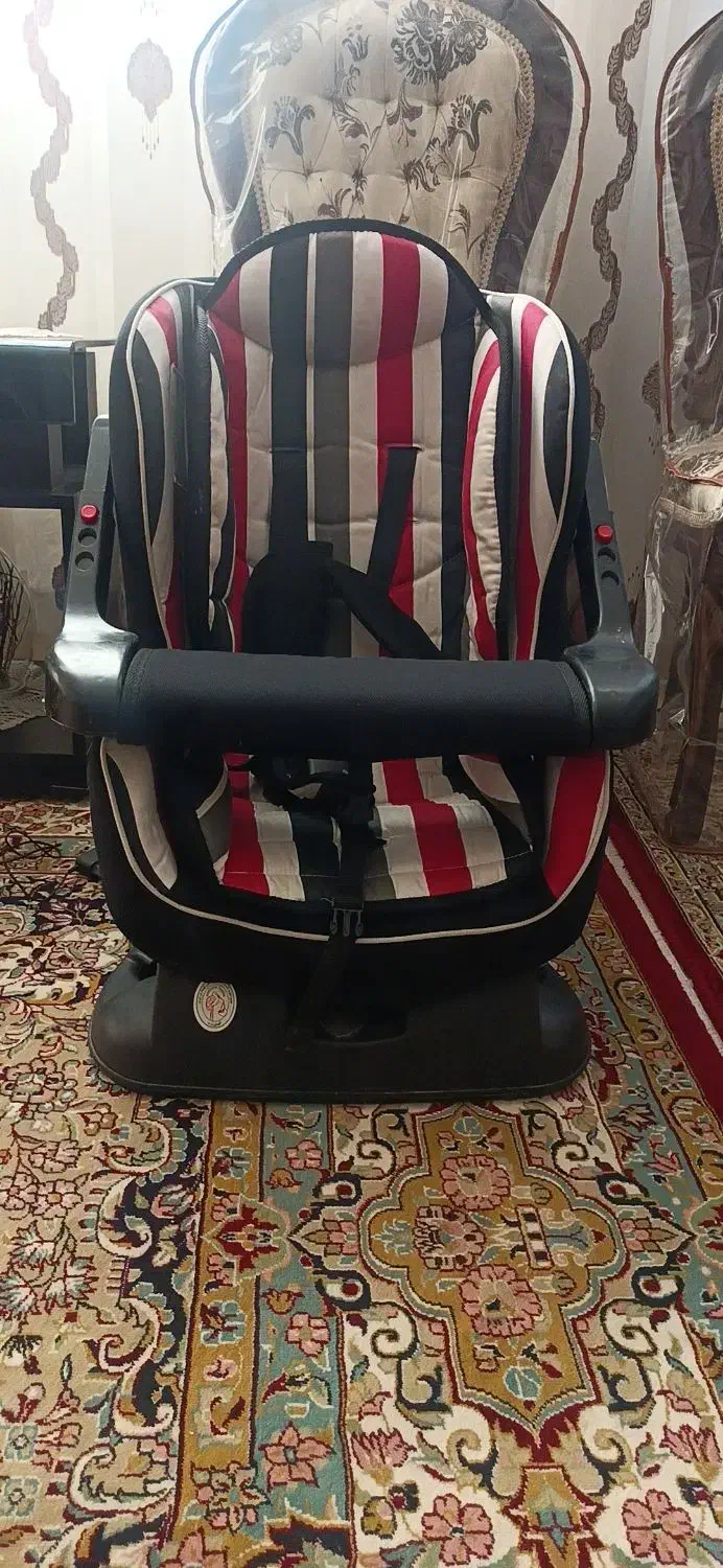 صندلی کودک در حد نو|تخت و صندلی بچه|نیشابور, دارایی|دیوار