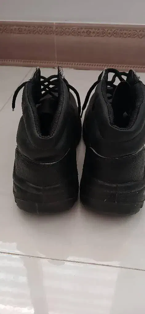 کفش|کیف، کفش، کمربند|صدرا-فارس, فاز ۲|دیوار