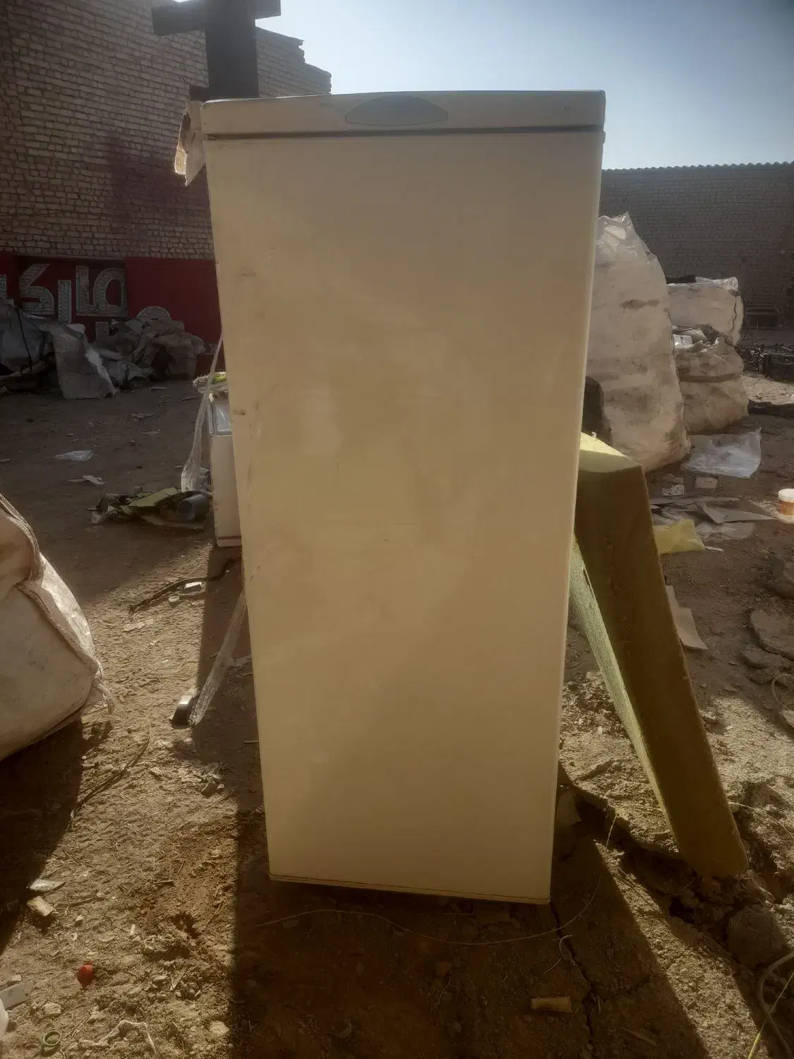 یک یخچال وفریزر|یخچال و فریزر|جرقویه, |دیوار