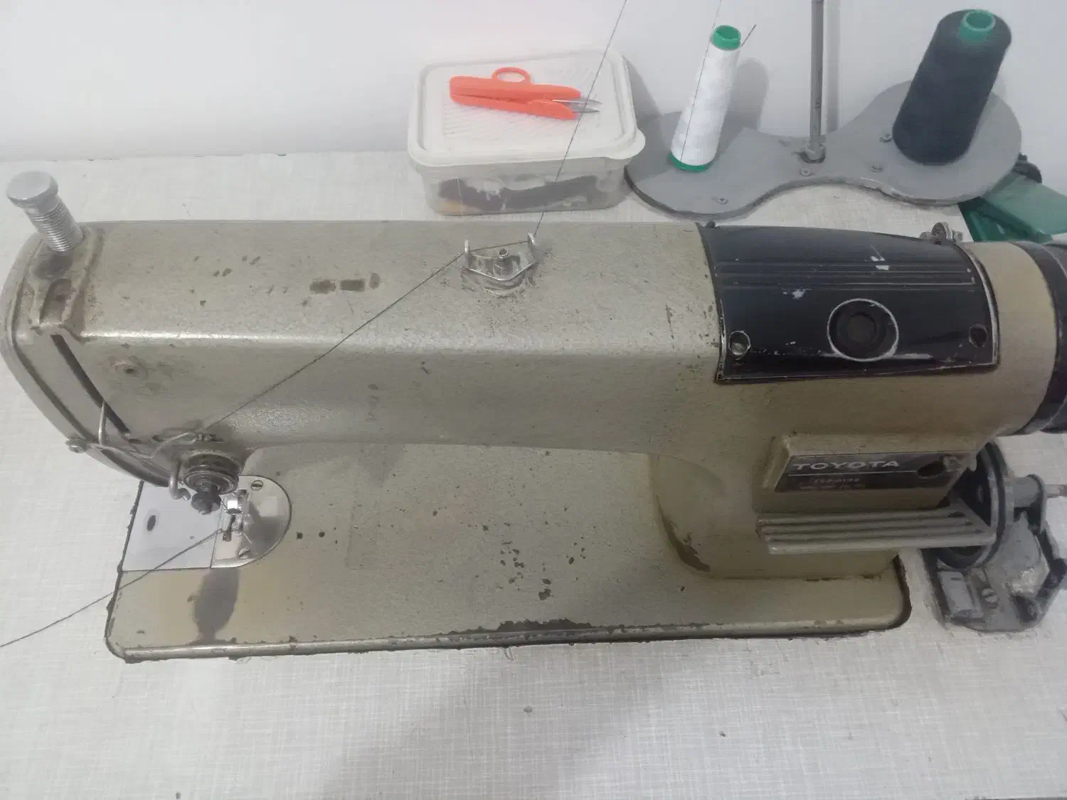 چرخ صنعتی درحد نو مارک تویتا اصلی|چرخ خیاطی و ریسندگی|قروه, |دیوار