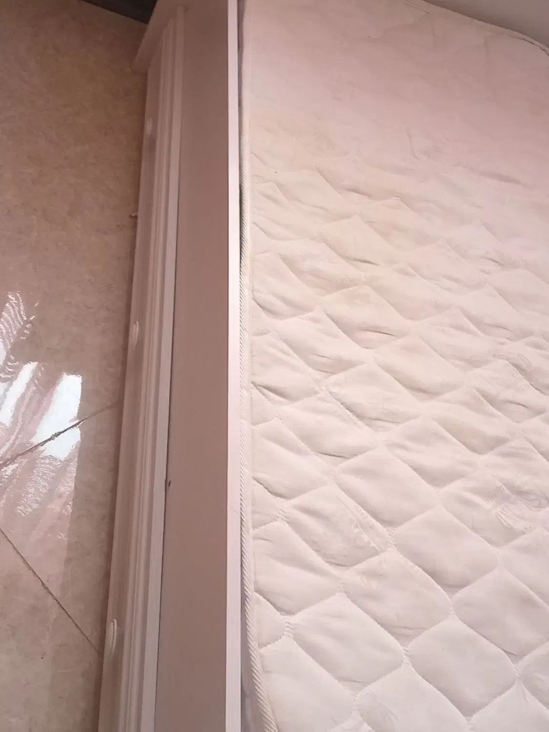 یک عدد کمد یک عدد تخت با عدد فرش ۴ متری  وتشک تخت|تخت و سرویس خواب|تهران, بهمن یار|دیوار