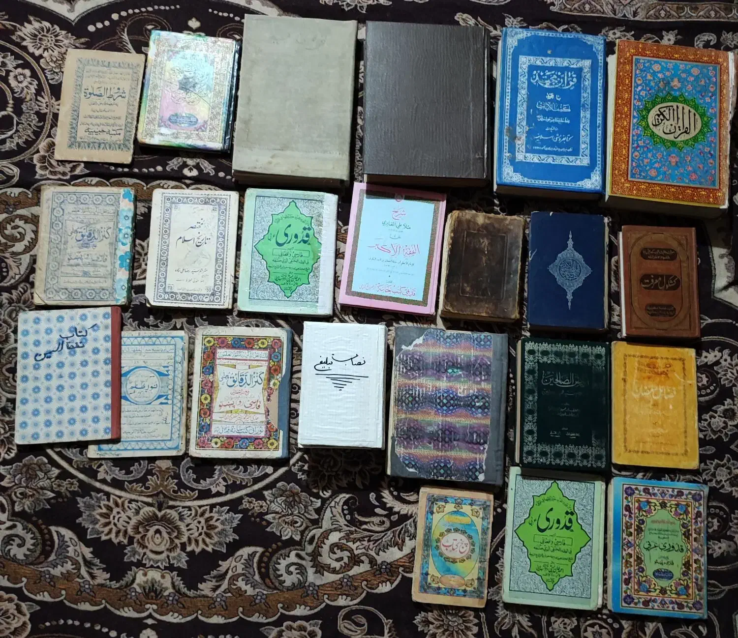 تعدادی کتاب مذهبی و شعر قدیمی و کلکسیونی|کتاب و مجله تاریخی|زاهدان, |دیوار