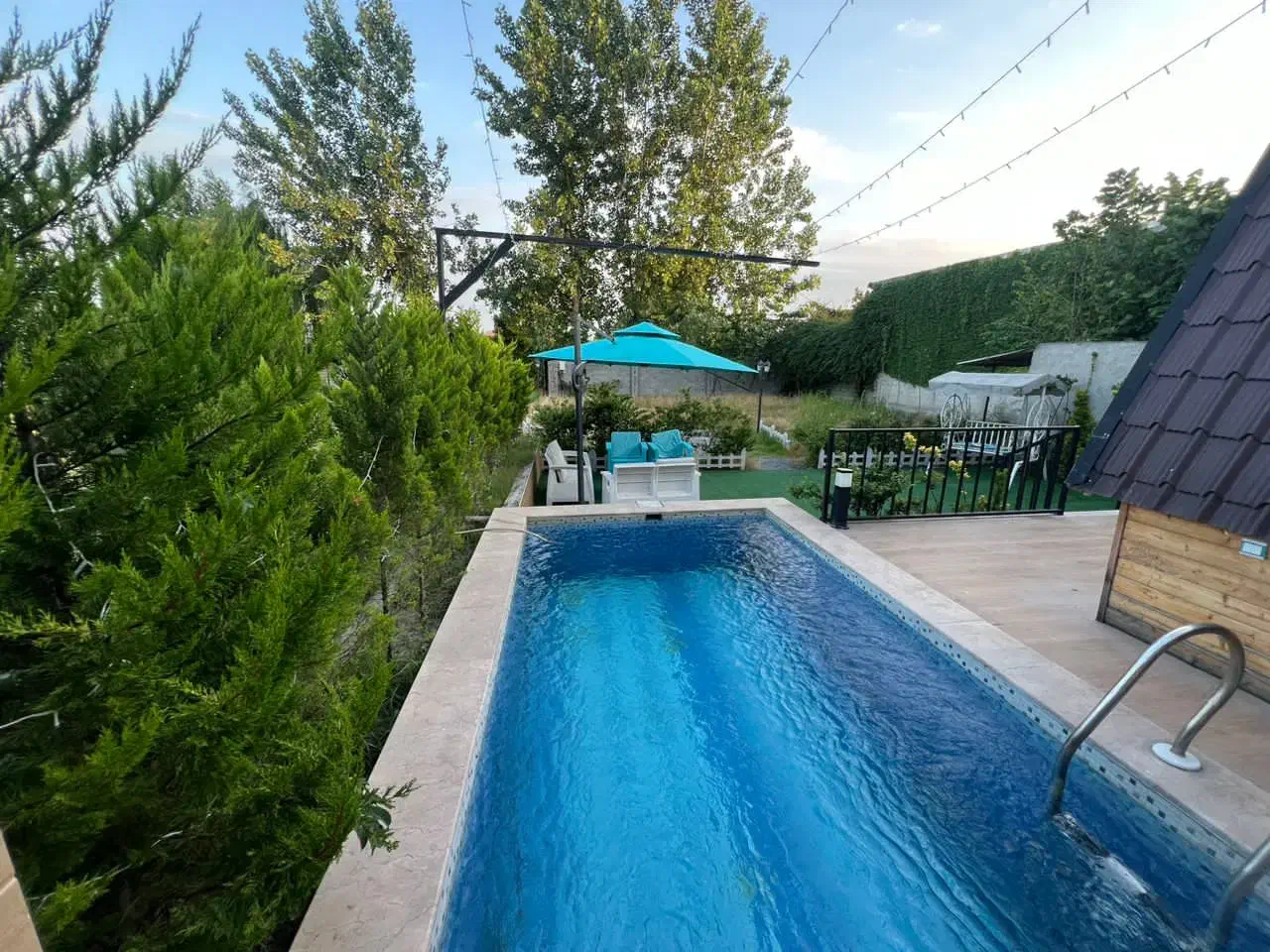 کلبه چوبی با استخر اب گرم|اجارهٔ کوتاه‌مدت ویلا و باغ|گلوگاه بابل (گلیا), |دیوار