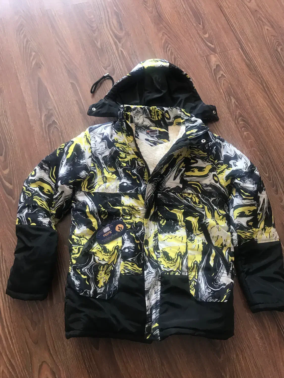 کاپشن|لباس|اصفهان, هزارجریب|دیوار