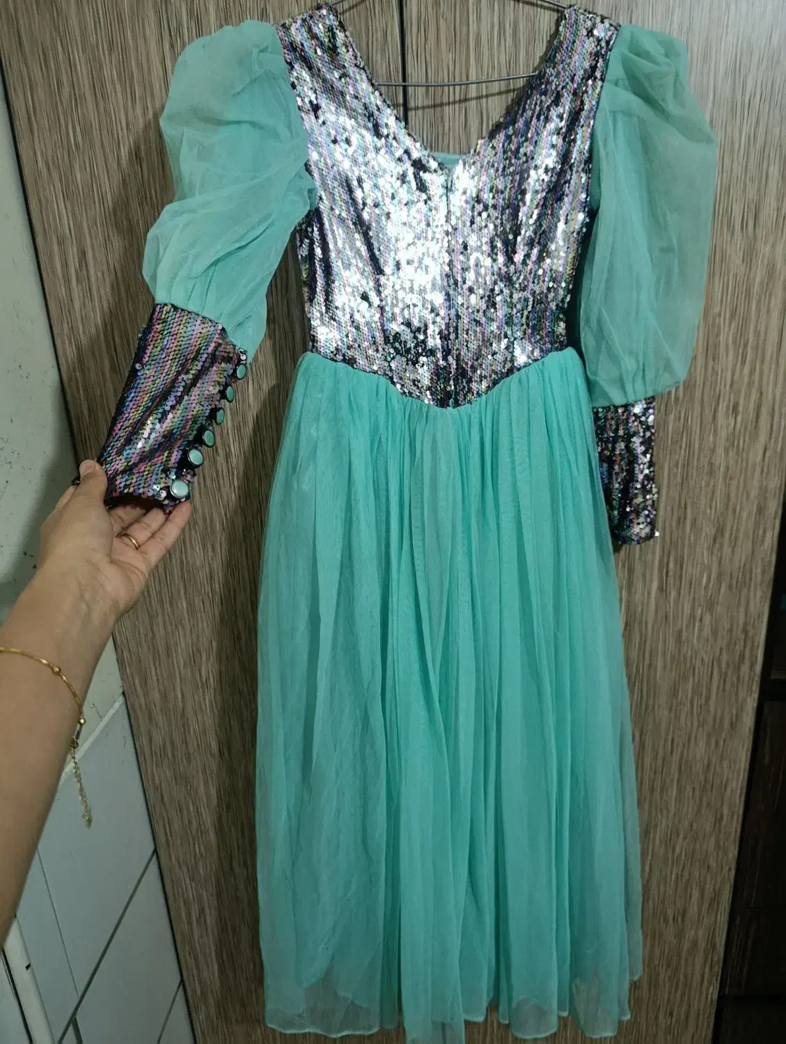 لباس مجلسی|لباس|اصفهان, کنگاز|دیوار