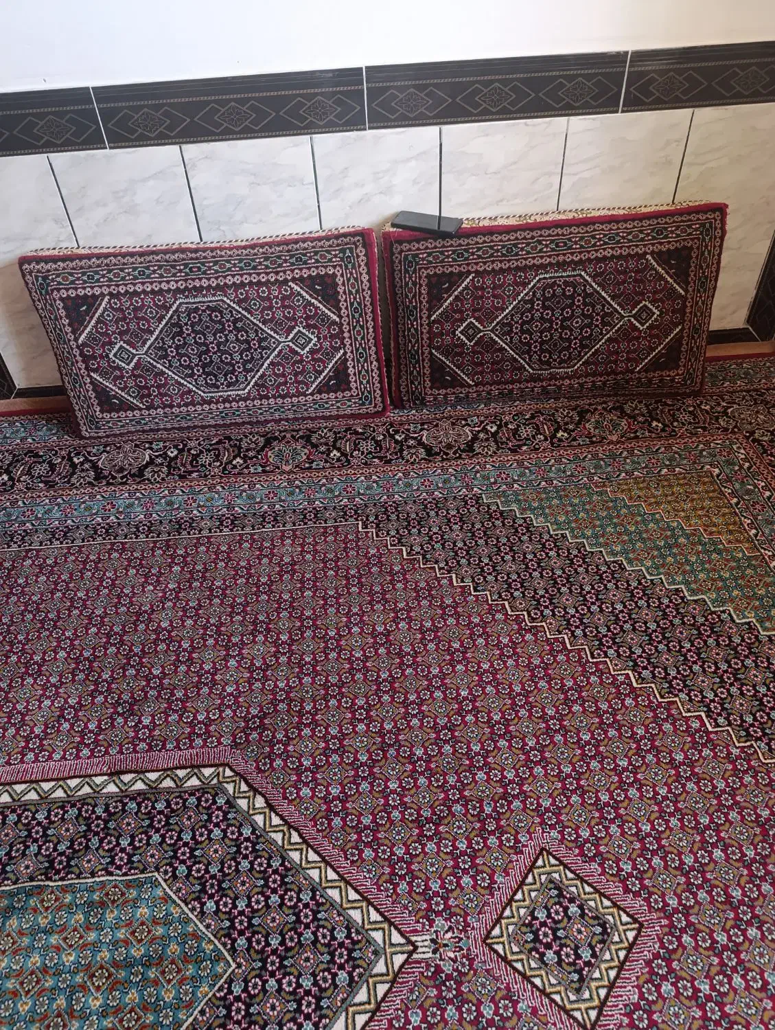 فرش و پشتی در حد نو|فرش|سنندج, |دیوار
