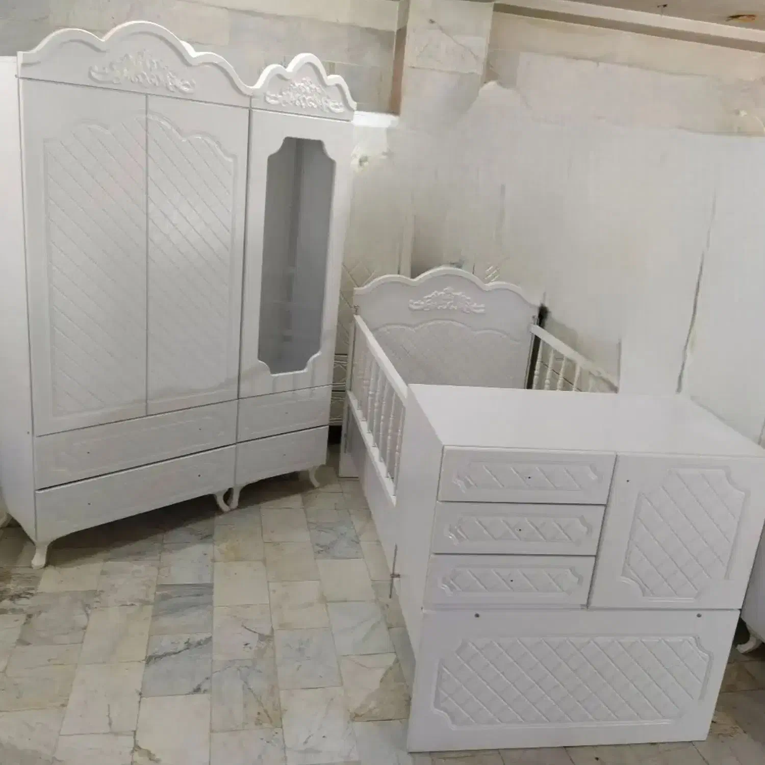 تخت دو منظوره کمدو ویترین نوزاد در حد نو|اسباب و اثاث بچه|نائین, |دیوار